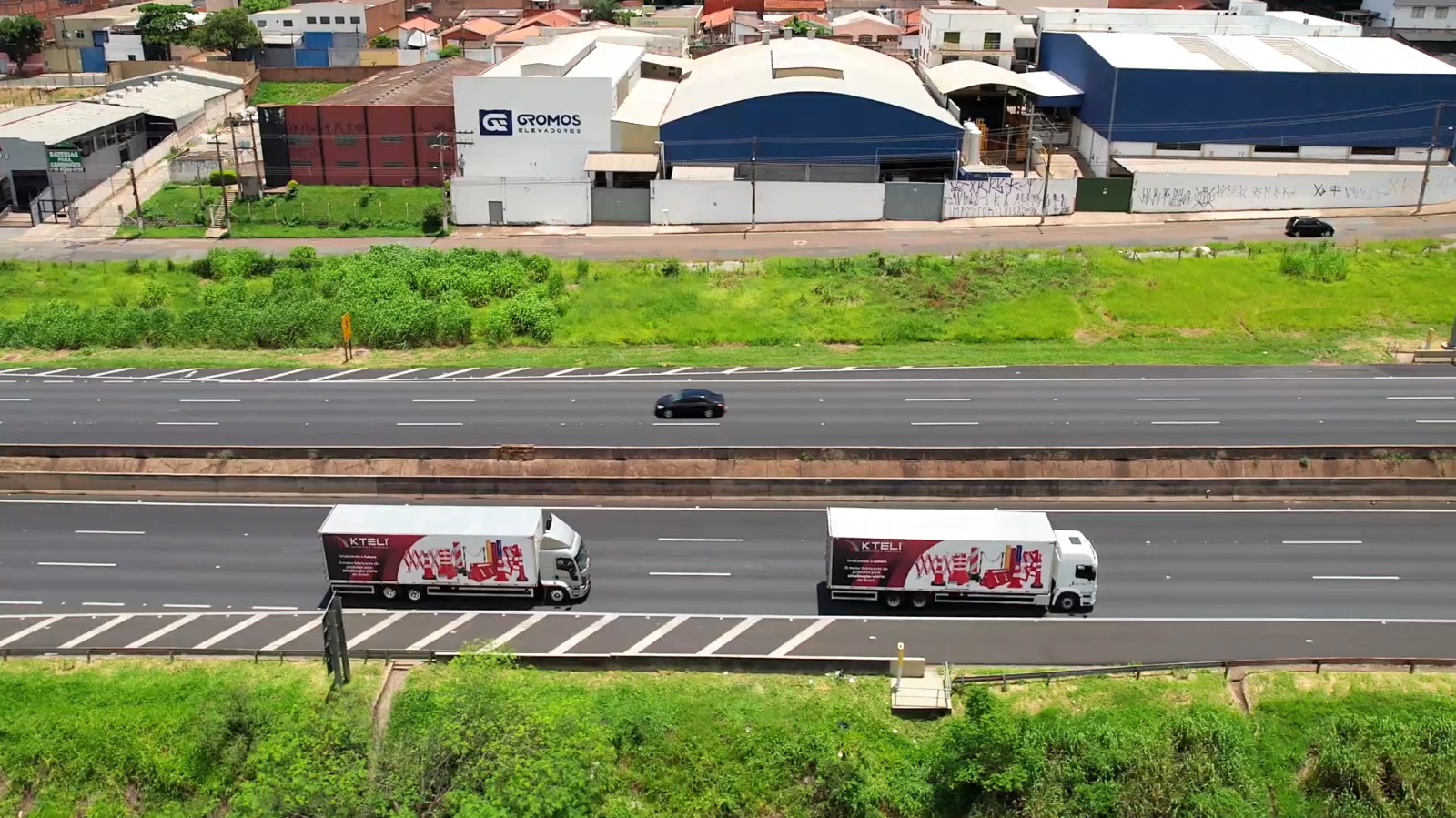 Caminhões KTELI em rodovia