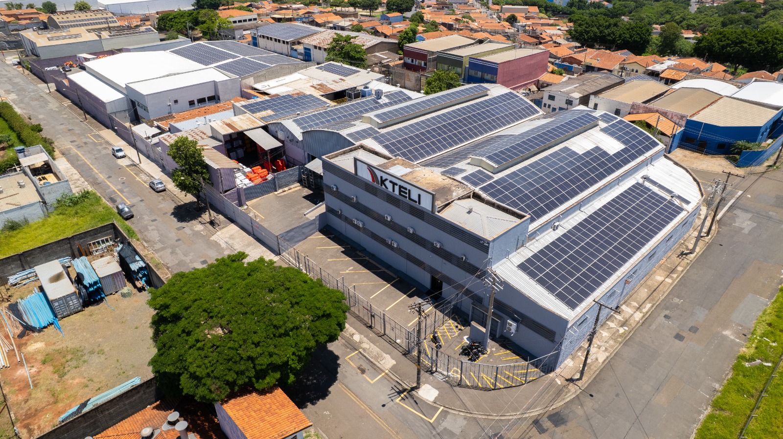 Cobertura com painéis solares na fábrica KTELI