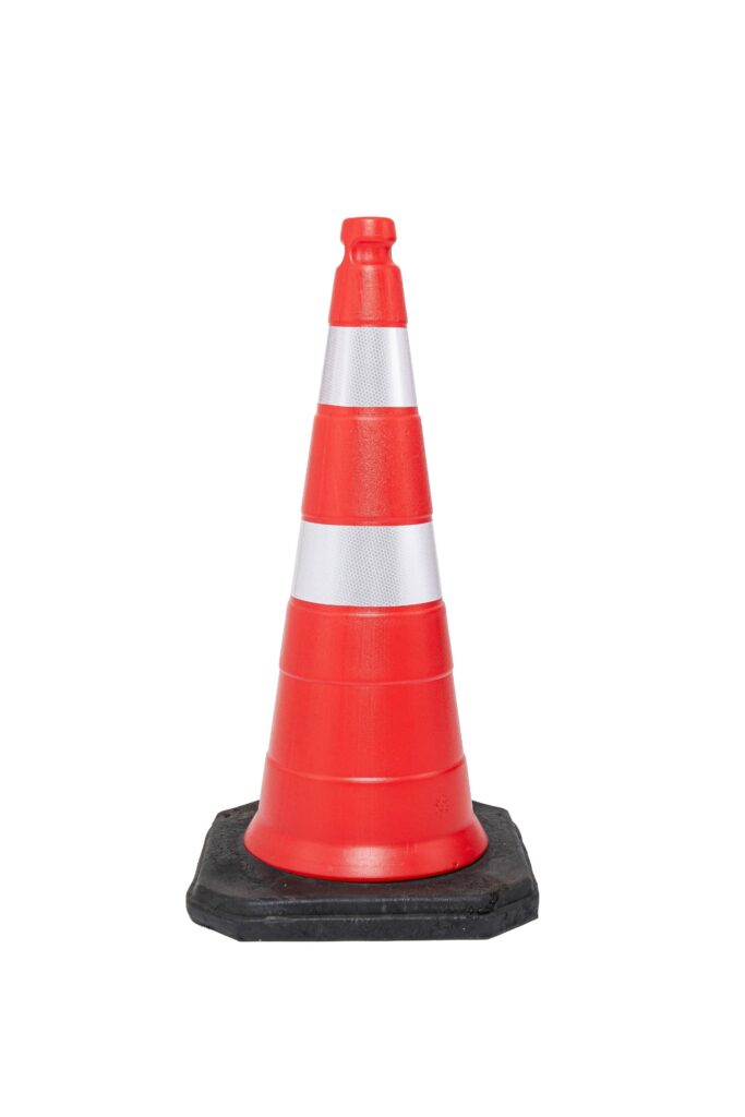 Cone de sinalização: Cone obra, composto por sua base de borracha na cor preta e corpo laranja com faixas refletivas brancas