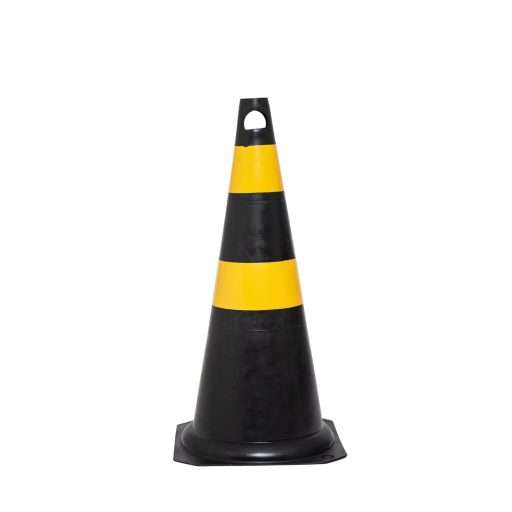 Cone de sinalização: Cone rígido de 75cm na cor preta com faixas de plástico injetadas amarelas