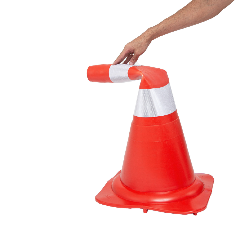 Foto mostrando a flexibilidade do cone nbr, ao ser pressionado com uma mão