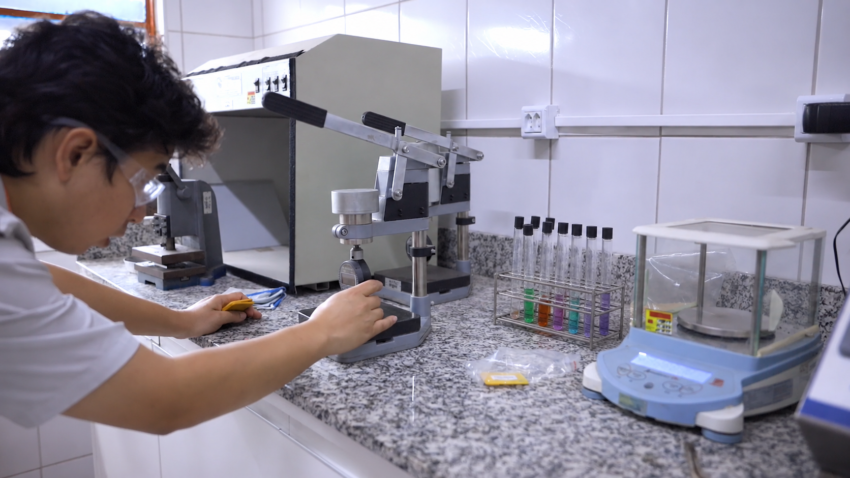 Ensaio de Intemperismo: O que é e por que ele é essencial para a sinalização viária?